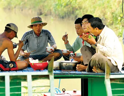 Bữa cơm trưa đạm bạc trên chiếc chẹt (sà lan nhỏ).