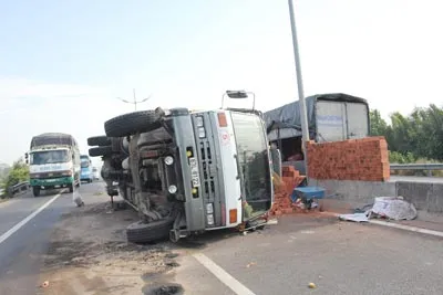 Hiện trường vụ tai nạn ở đường dẫn cao tốc