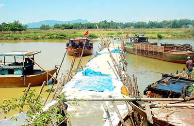 Đắp đập tạm ngăn mặn trên sông Vĩnh Điện (đoạn qua xã Điện Ngọc, Điện Bàn, Quảng Nam) để cứu hàng ngàn hécta lúa. Ảnh: NGUYỄN HÙNG