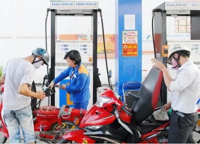 Giá xăng tăng 180 đồng/lít từ trưa ngày 19-3 ảnh 2