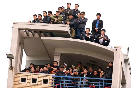 Các tòa nhà cao tầng xung quanh sân Cẩm Phả cũng tranh thủ kinh doanh chỗ ngồi với mức giá 20.000đ/chỗ. Ảnh: Quang Minh