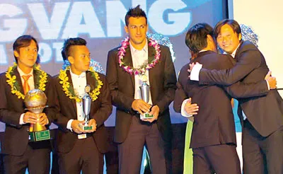 HLV Lê Huỳnh Đức chúc mừng học trò Nguyễn Quốc Anh đoạt QBV 2012, bên cạnh đó còn có Minh Phương (bìa trái, QBĐ) và Gaston Merlo (cầu thủ ngoại xuất sắc) đều của SHB Đà Nẵng). Ảnh: NGUYỄN NHÂN