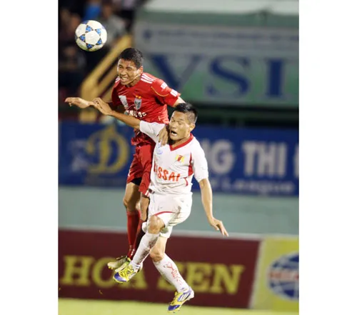 Không như trận hòa 0-0 của V.Ninh Bình khi đến sân Gò Đậu ở mùa 2013, bây giờ hàng công của B.Bình Dương trở nên sắc bén hơn nhiều với Abass và Anh Đức (trái) dâng cao. Ảnh: Dũng Phương
