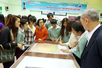 Sinh viên Đại học Đông Á rất thích thú với triển lãm
