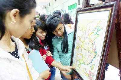 Sinh viên Đại học Đông Á xem triển lãm