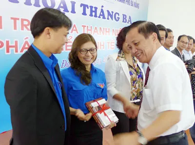 Bí thư Thành ủy Trần Thọ tặng sách cho thanh niên. Ảnh: Nguyên Khôi