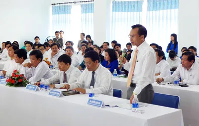 Ông Nguyễn Xuân Anh, Phó Chủ tịch UBND thành phố Đà Nẵng, Chủ tịch Hội đồng Công tác Thanh niên thành phố Đà Nẵng chia sẻ với các bạn trẻ. Ảnh: Nguyên Khôi