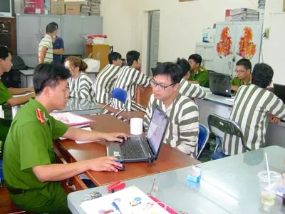 Các đối tượng trong đường dây lừa đảo tại cơ quan công an.