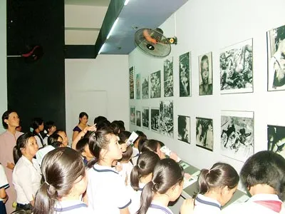 Đông đảo học sinh tìm hiểu lịch sử tại Bảo tàng Chứng tích chiến tranh. Ảnh: Đỗ Hạnh.