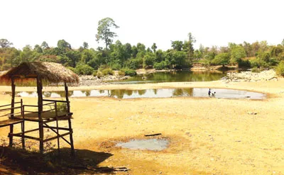 Khu du lịch Cầu Treo ở huyện Buôn Đôn cạn khô nước. Ảnh: Công Hoan