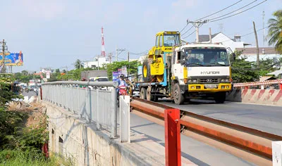 Nhiều cây cầu sắp... sập