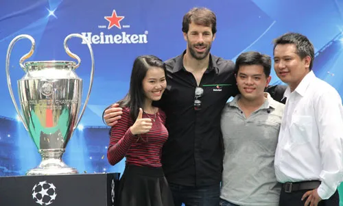 Robert Pires cùng Van Nistelrooy giao lưu với người hâm mộ TPHCM ảnh 9