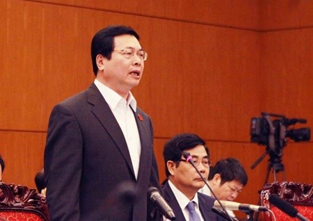 Minister of Trade and Industry Vu Huy Hoang answers questions raised by National Assembly deputies on management of foreign traders, illegal minerals exports, electricity shortages and trucks transporting farm produce getting stuck for days at border gates.— VNA/VNS Photo Nguyen Dan