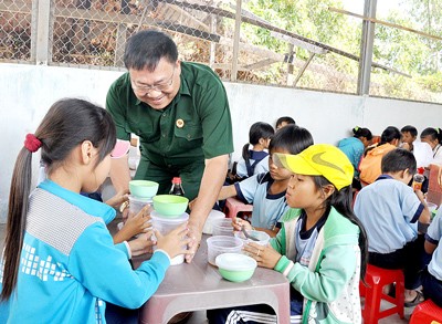 Veteran Tam Dien serves rice to poor students (Photo: SGGP)