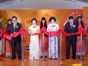 Officials cut the ribbon to open the event (Photo: VNA)