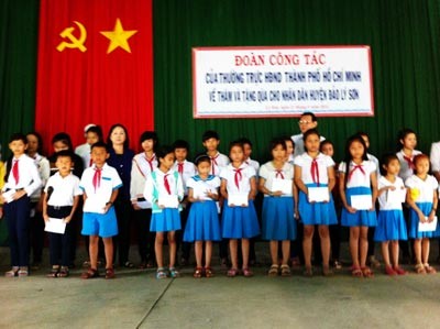 Deputy Chairwoman of the People’s Council Truong Thi Anh and Editor- in- Chief of SGGP Newspaper Nguyen Tan Phong offered scholarships to poor students (Photo:SGGP)