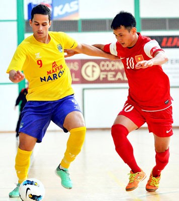 A futsal match between Vietnamese team and Naron Club (Photo:SGGP)