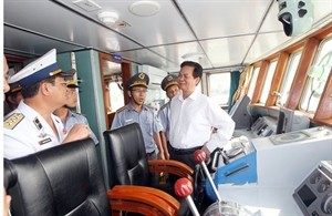 Prime Minister Nguyen Tan Dung (R) meets crew members of a Vietnam Fisheries Surveillance Force's vessel (Photo: VNA)