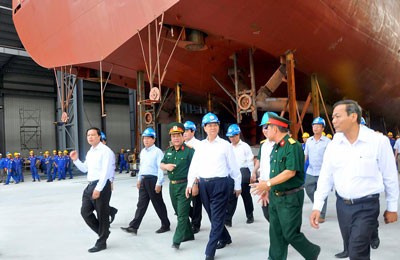 Prime Minister Nguyen Tan Dung visits Song Thu Shipyard company in Da Nang (Photo:SGGP)