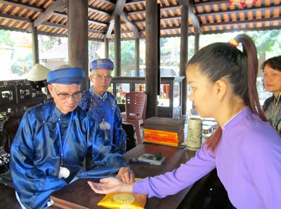 Visitors get a traditional medical checkup and feeling of the pulse at Thai Y Duong - the workplace of royal physicians. (Photo: Sggp)