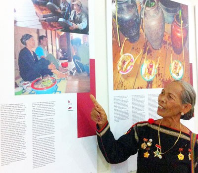 Ms. H’lil Mlô, an Ede woman introduces a picture of herself at Ben Nuoc (Pier) traditional worship ritual.(Photo: SGGP)