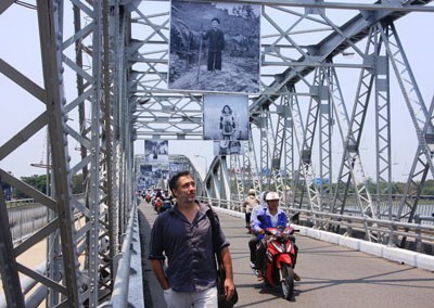 Photo exhibition on 54 ethnic minorities of Vietnam by Sésbastien Laval in Trang Tien Bridge (Photo: SGGP)