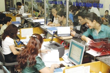 Employees of Ha Noi Social Insurance receive insurance documents from clients. National Assembly deputies agree that the retirement insurance policy needs to to be adjusted to ensure benefits for all. — VNA/VNS Phto Duong Ngoc