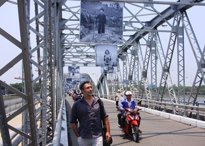 Photo exhibition of 54 ethnic groups by French artist Sébastien Laval on Truong Tien Bridge