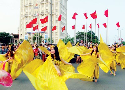 Art performances by local and international art troupes on streets