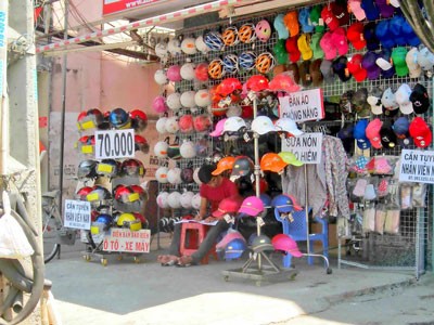 Helmets are sold in Dien Bien Phu Street, Binh Thanh District, HCMC (Photo: SGGP)