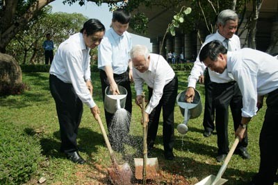 Leaders plant ban flower tree at the National Historical- Cultural Park (Photo: SGGP) City leaders and delegation of Dien Bien province at the tree planting cremony (Photo: SGGP)