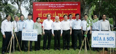 City leaders and delegation of Dien Bien province at the tree planting cremony (Photo: SGGP)