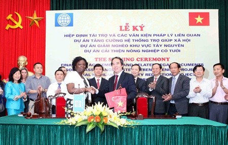 The funding will be used for the Central Highlands Poverty Reduction Project ($150 million), the Irrigated Agriculture Improvement Project ($180 million), and the Social Assistance System Strengthening Project ($60 million). — VNA./VNS Photo