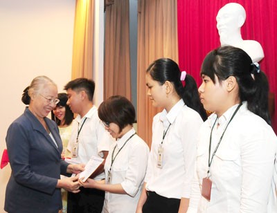 Dr Truong Thi Xuan Lieu gives scholarships to students (Photo: Mai Hai)