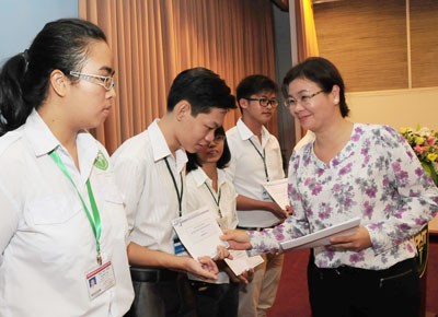 Ms Ly Viet Trung -Deputy Editor in Chief of SGGP give sholarships to medical students (Photo: SGGP)