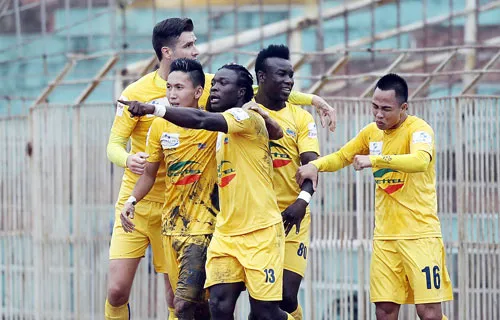 Hàng công Thanh Hóa vẫn ghi bàn nhưng hiệu suất rõ ràng lại kém so với hàng vông các đội Hà Nội T&T và B.Bình Dương. Ảnh: Minh Hoàng
