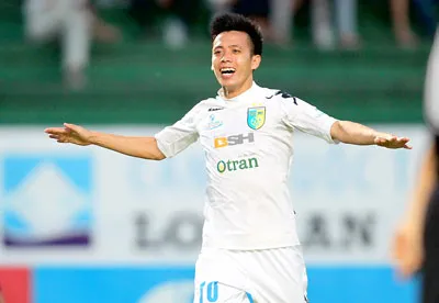 Với phong độ ổn định suốt năm qua và cả hiện tại, Văn Quyết được xem là ứng viên sáng giá của danh hiệu Quả bóng vàng 2013. Ảnh: DŨNG PHƯƠNG