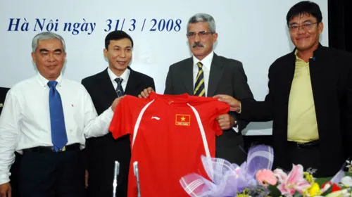 Ông Lê Hùng Dũng (trái) trong ngày giao nhiệm vụ ông Calisto làm HLV đội tuyển Việt Nam (sau đó đoạt chức vô địch AFF Cup 2008).