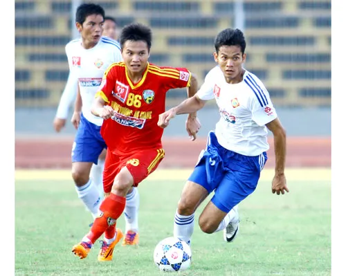 Cả HVAG và XSKT Cần Thơ (phải) đều đang gặp những khó khăn tại sân chơi V-League cũng như hạng Nhất. Ảnh: Dương Thu