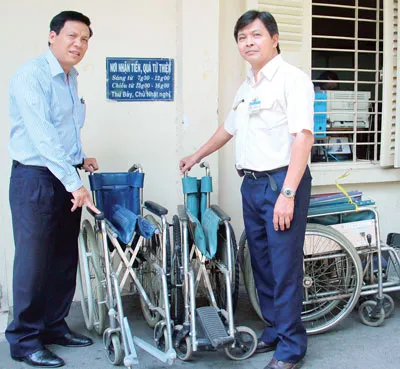 9 xe lăn tặng Bệnh viện Ung bướu TPHCM