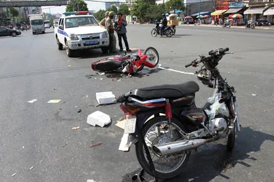 “Nài” thuốc lá lậu tông người đi đường bị thương nặng