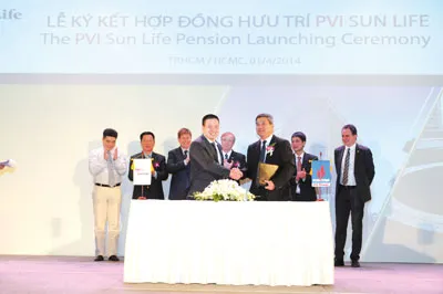 Ông Đỗ Chí Thanh (bên phải), Chủ tịch Hội đồng Thành viên Tổng Công ty Điện lực Dầu khí Việt Nam và Chủ tịch HĐTV PVI Sun Life, ông Phạm Anh Đức (bên trái) kí kết thỏa thuận Hợp tác Chương trình Bảo hiểm hưu trí tự nguyện.
