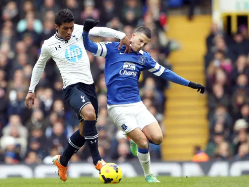 Paulinho (trái) trong cuộc đối đầu Everton.