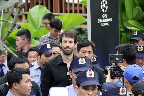 Nistelrooy xuất hiện trong vòng vây của người hâm mộ