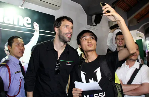 ... và chụp hình cùng một fan hâm mộ