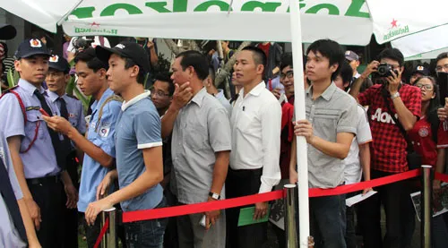 Người hâm mộ nô nức xếp hàng chờ đến lượt lên chụp hình cùng Nistelrooy và UEFA Champions League cúp.