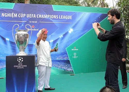 Nistelrooy chụp hình cho một fan hâm mộ đặc biệt.