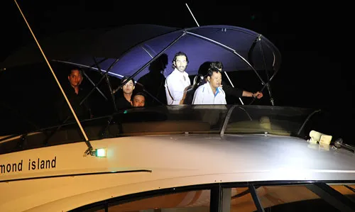 Robert Pires, Van Nistelrooy và chiếc cúp UEFA Champions League từ từ xuất hiện trên chiếc du thuyền