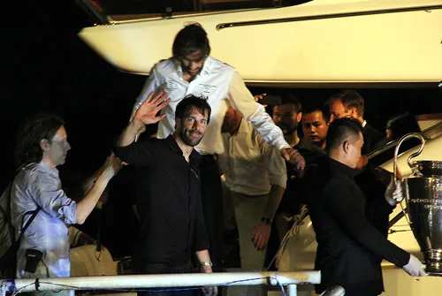 Van Nistelrooy vẫy tay chào khán giả