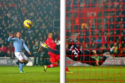 Artur Boruc (Southampton) vất vả cản phá cú sút của Kun Aguero ở trận lượt đi.